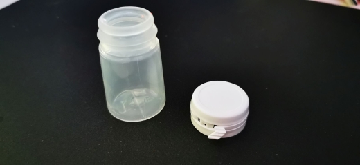 Leerer Farbtopf mit Deckel